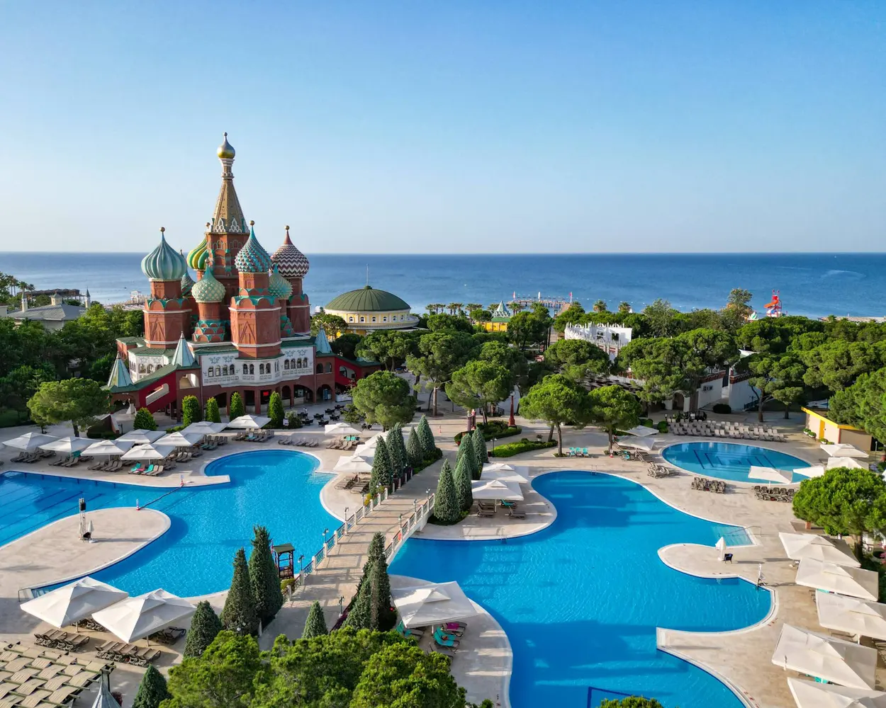 Asteria Kremlin Palace pools and Kremlin-style main building by the sea