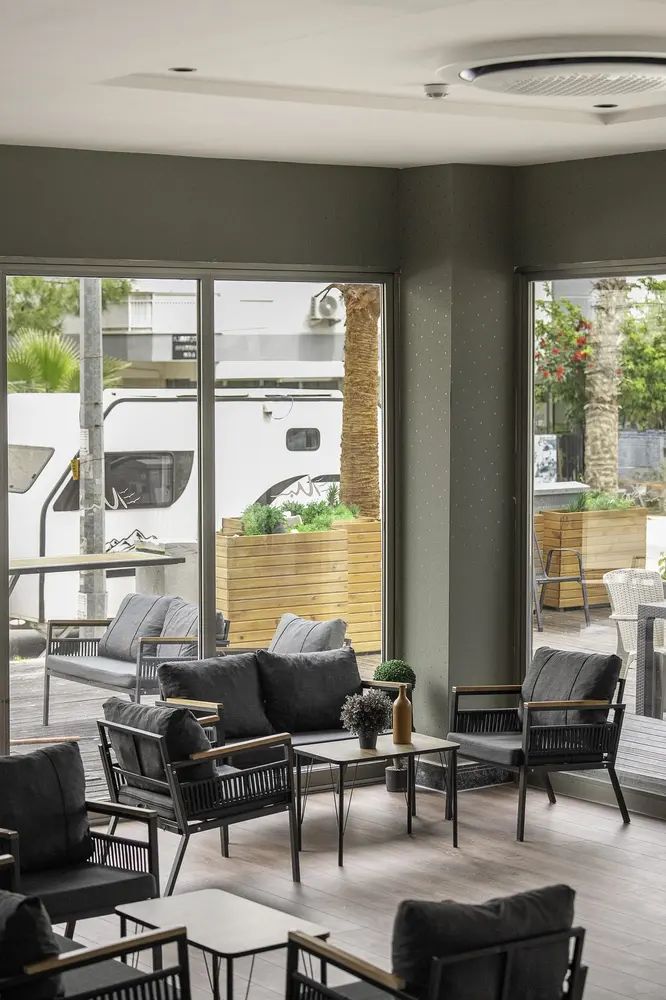 La Brisa Hotel lounge